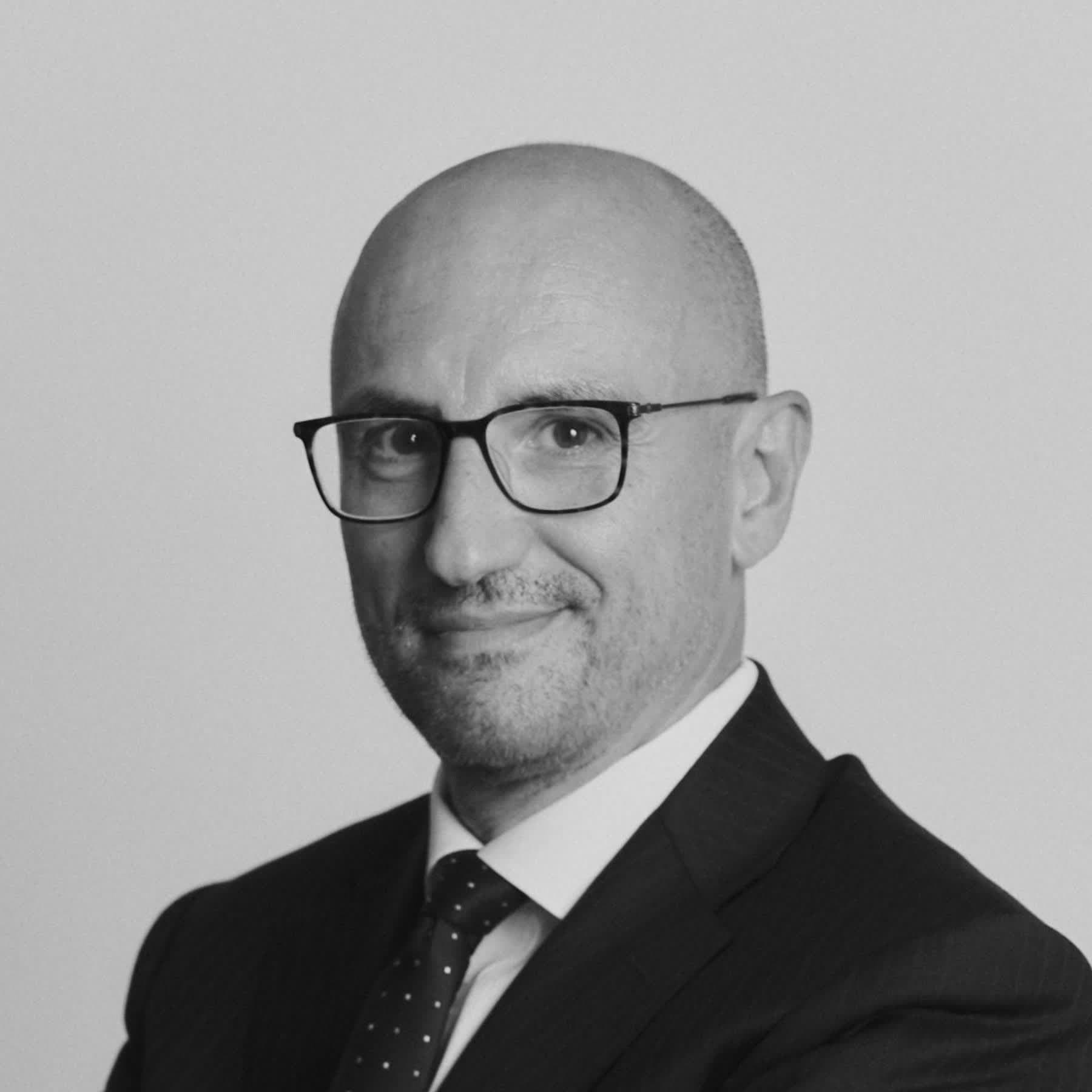 Luca Francesco Cordovana - Avvocato del team Circle Legal Group esperto in consulenza legale e diritto