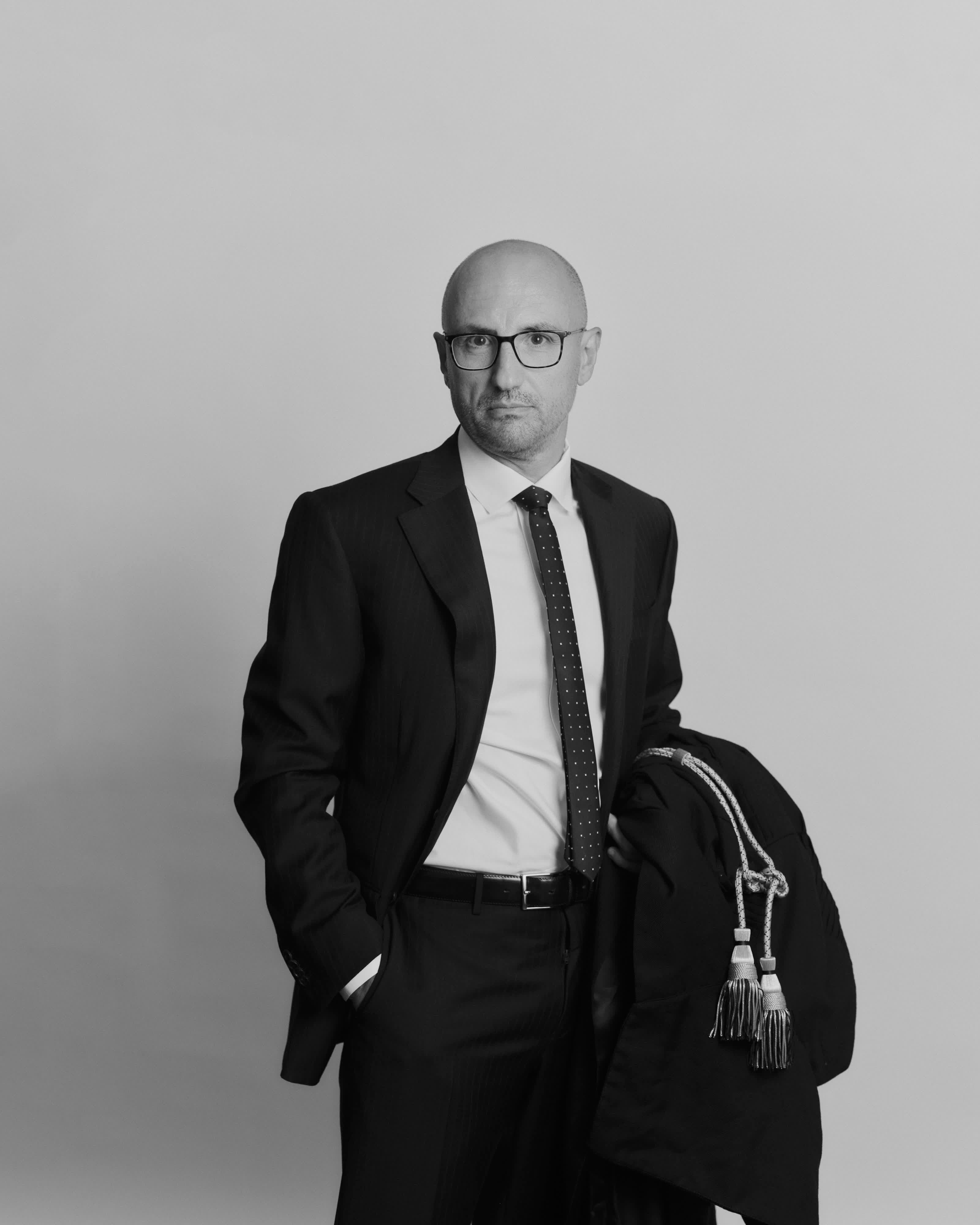 Foto professionale di Luca Francesco Cordovana - Avvocato e membro del team di Circle Legal Group specializzato in consulenza legale